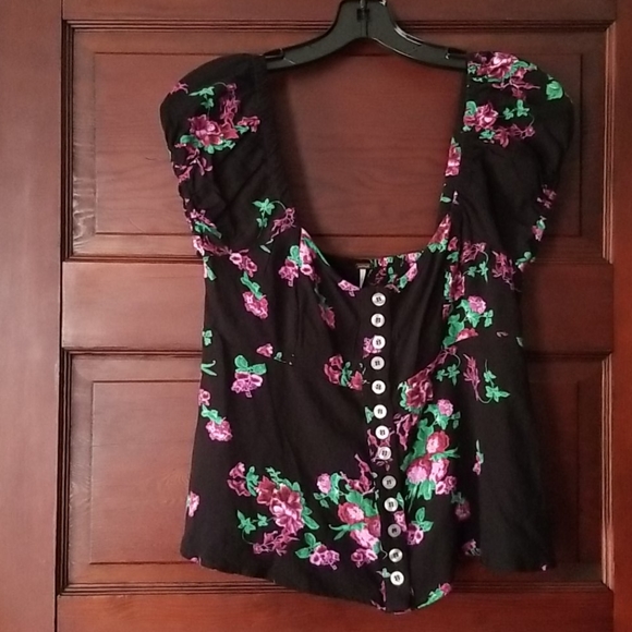 Free People Tops - FREE PEOPLE close to you.